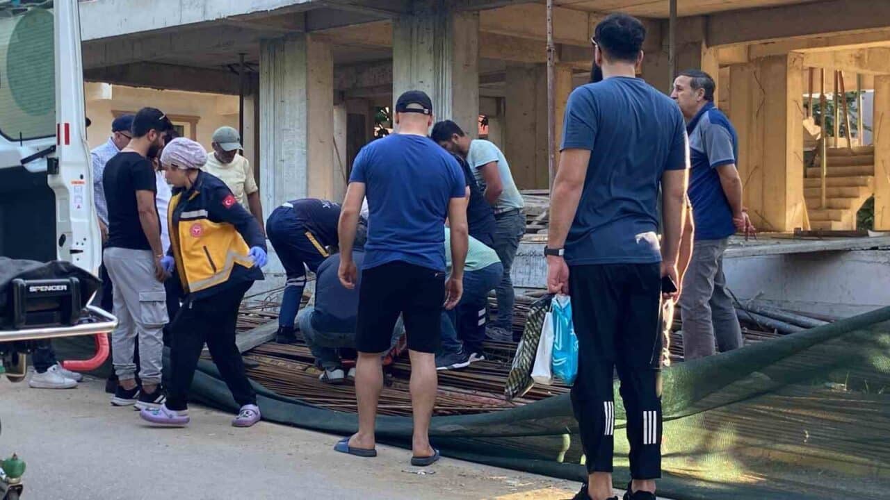 Kocaeli'nin Kartepe ilçesinde, inşaat halindeki bir binanın 3. katından düşen