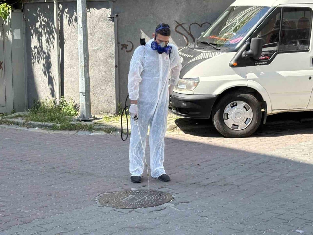 Kağıthane Belediyesi, yaz mevsiminde vatandaşların sağlığını korumak amacıyla ilaçlama çalışmalarını