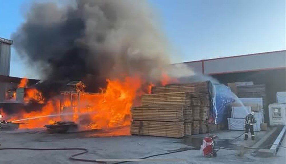 Kocaeli'nin Gebze ilçesindeki bir kereste deposunda çıkan yangın, itfaiye ekipleri