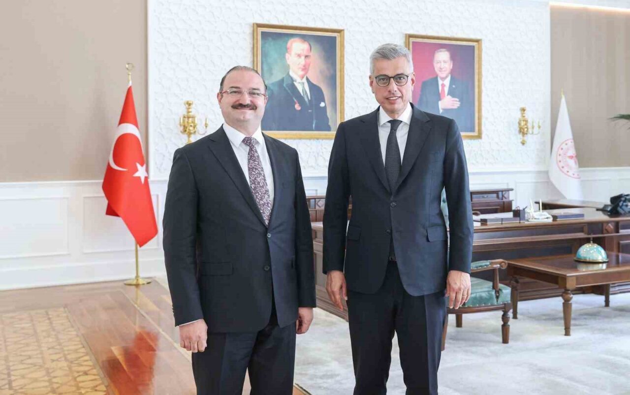 Atatürk Üniversitesi Rektörü Prof. Dr. Ahmet Hacımüftüoğlu, Sağlık Bakanı Prof.