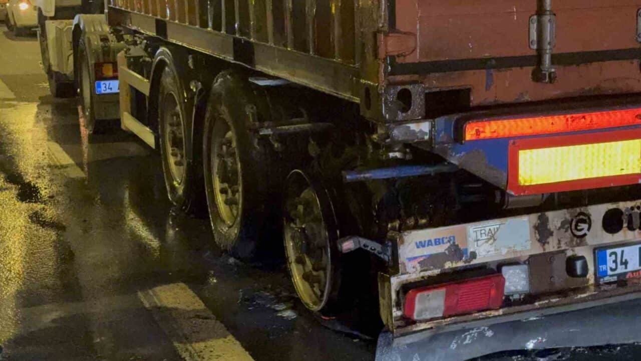 Kocaeli TEM Otoyolu'nda 34 BOB 496 plakalı konteyner yüklü tırın