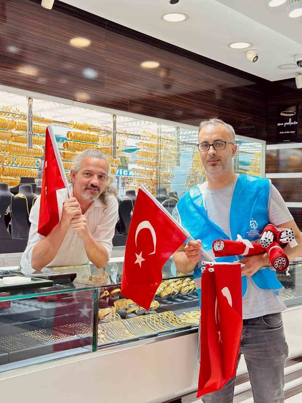 Kocaeli Büyükşehir Belediyesi, 15 Temmuz'un 9. yıldönümünde vatandaşlara ve esnafa
