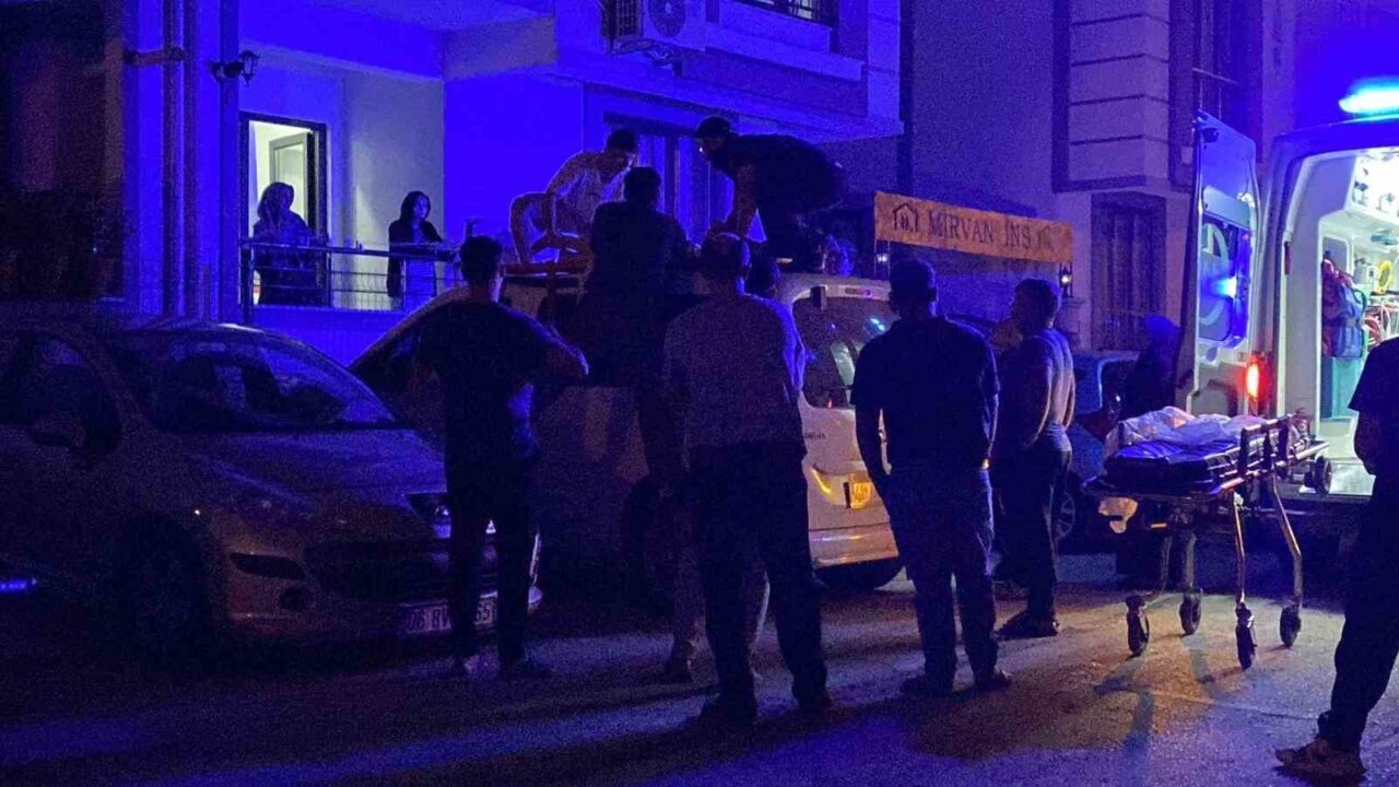 Kocaeli'nin Kartepe ilçesinde, misafir olduğu evin balkonundan düşen 21 yaşındaki