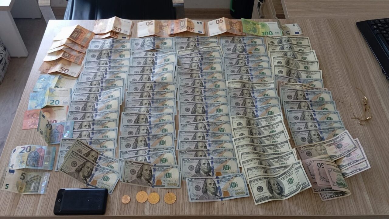 Kocaeli'de bir otomobilden 8 bin 450 dolar, 750 euro ve